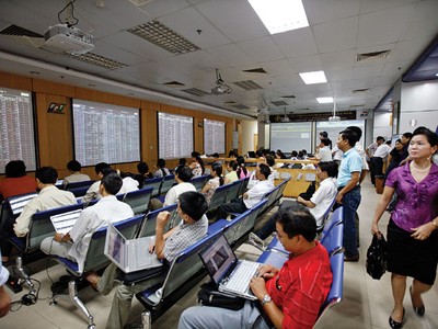 Công ty đại chúng lúng túng với Thông tư 121